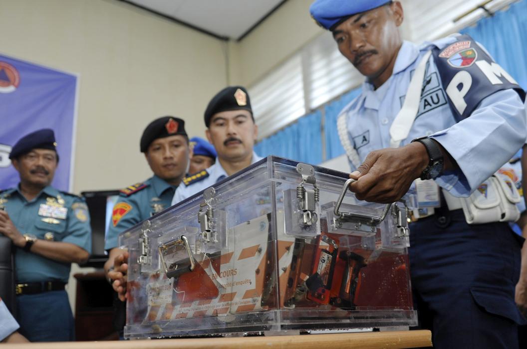 Divers Retrieve 2nd Black Box from AirAsia Crash
